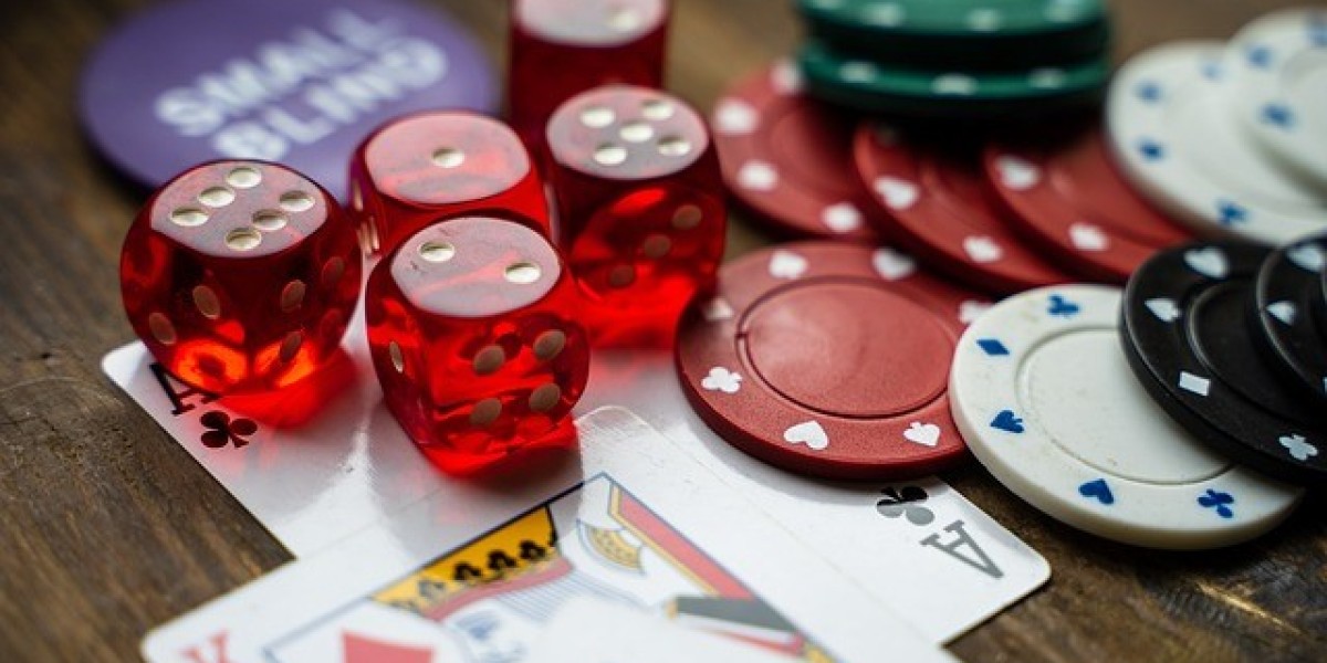 Beyond the Cards: Psychology and Tactics in Poker